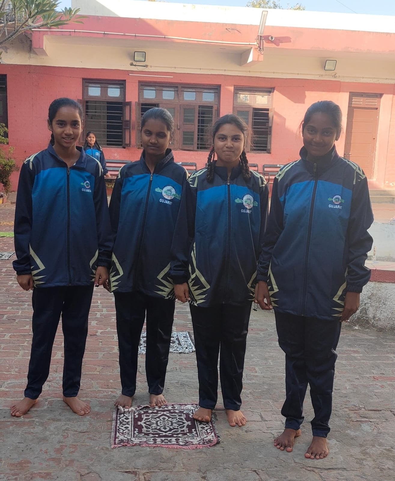 ગરીબ કન્યાઓને ભોજન તેમજ ટ્રેકસૂટ વિતરણ