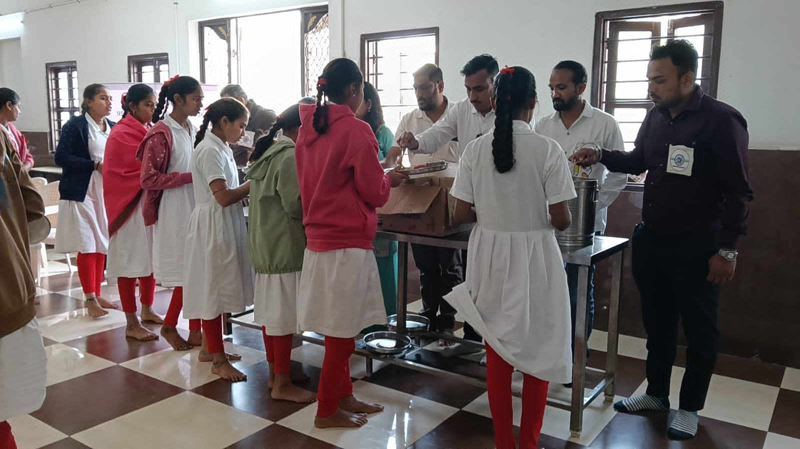 ગરીબ કન્યાઓને ભોજન તેમજ ટ્રેકસૂટ વિતરણ