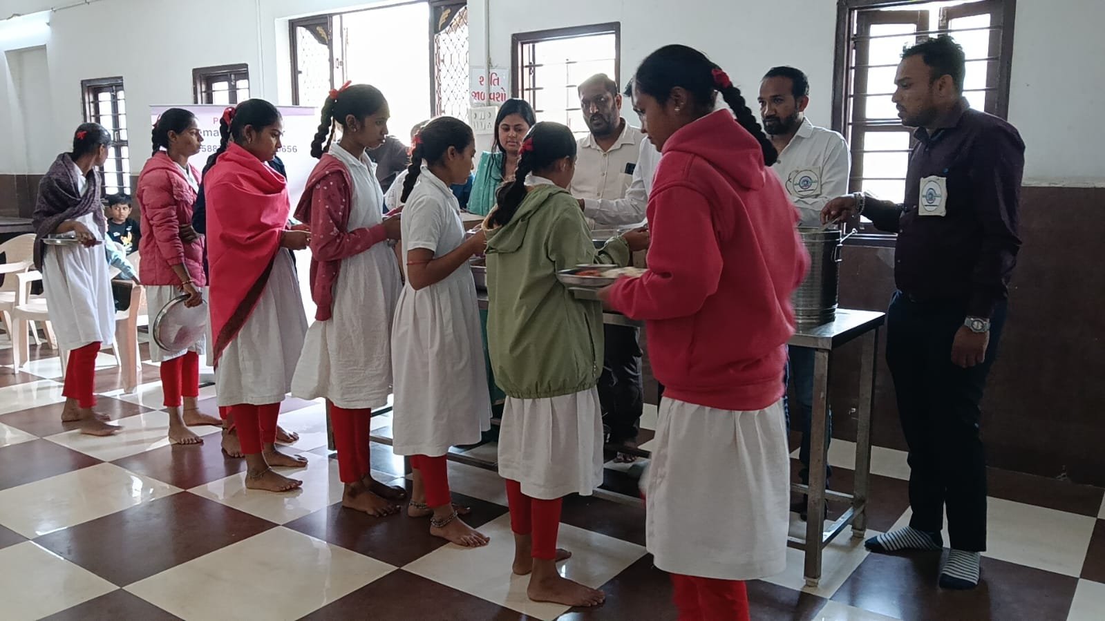 ગરીબ કન્યાઓને ભોજન તેમજ ટ્રેકસૂટ વિતરણ