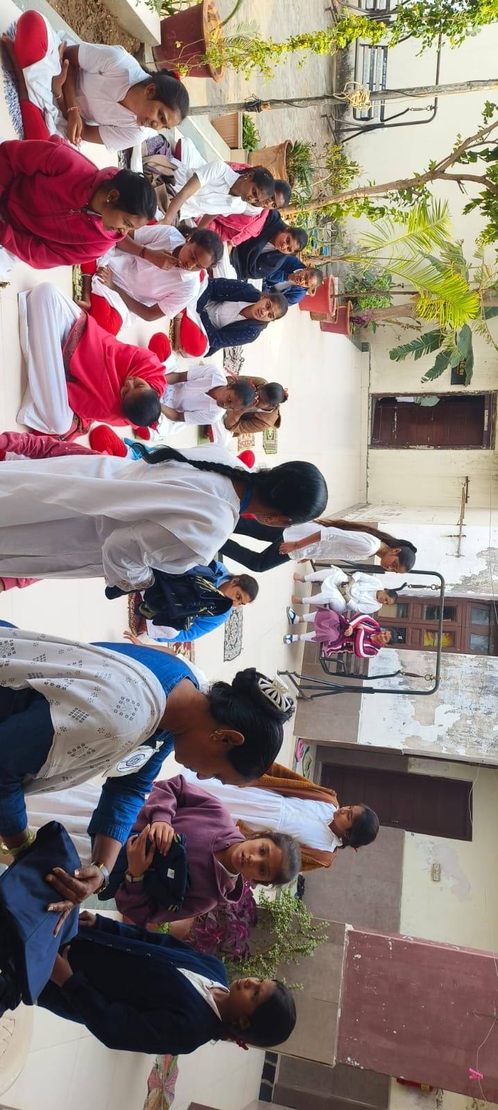 ગરીબ કન્યાઓને ભોજન તેમજ ટ્રેકસૂટ વિતરણ