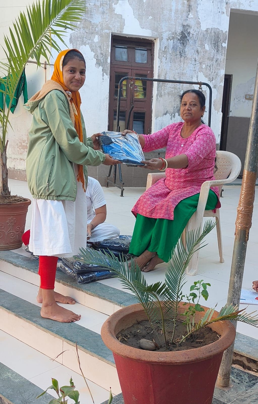 ગરીબ કન્યાઓને ભોજન તેમજ ટ્રેકસૂટ વિતરણ