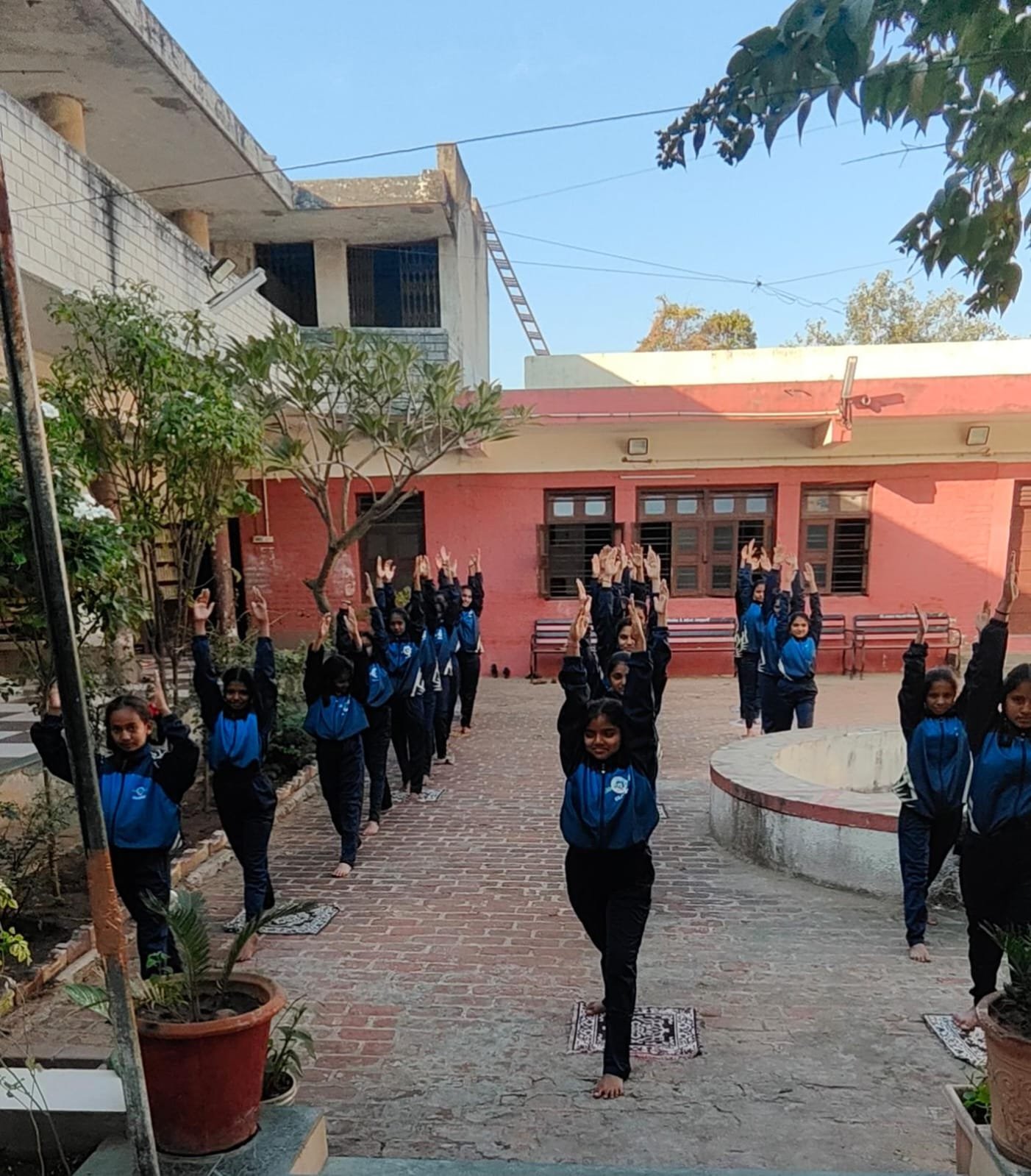 ગરીબ કન્યાઓને ભોજન તેમજ ટ્રેકસૂટ વિતરણ