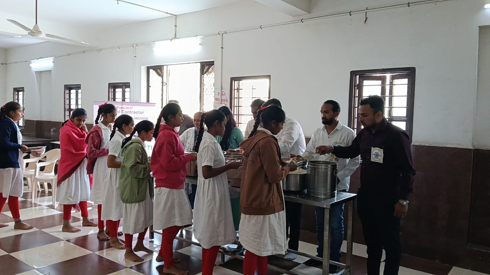 ગરીબ કન્યાઓને ભોજન તેમજ ટ્રેકસૂટ વિતરણ