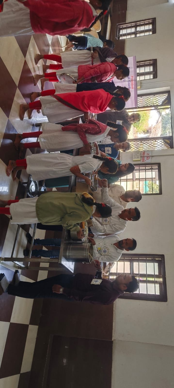 ગરીબ કન્યાઓને ભોજન તેમજ ટ્રેકસૂટ વિતરણ