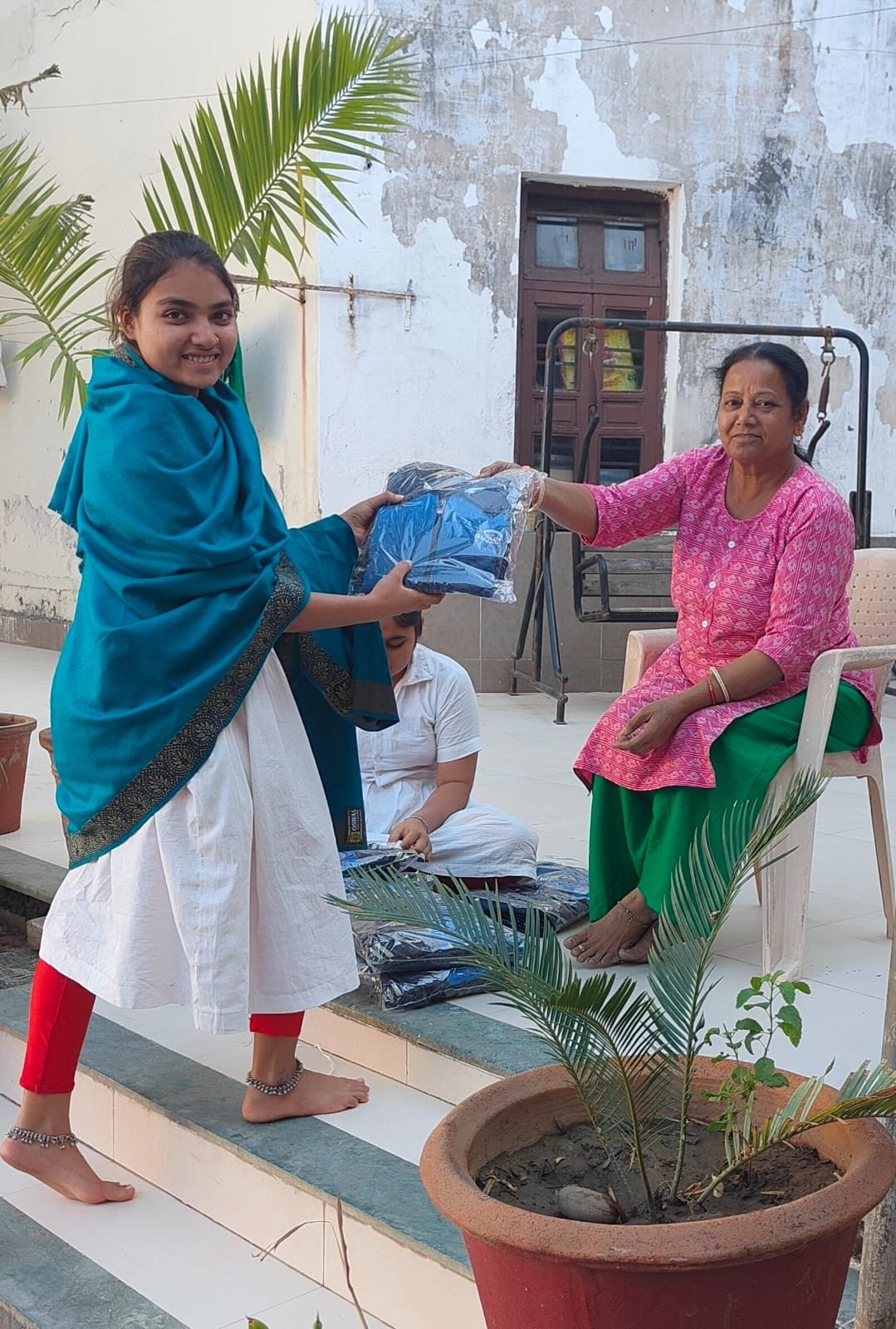 ગરીબ કન્યાઓને ભોજન તેમજ ટ્રેકસૂટ વિતરણ