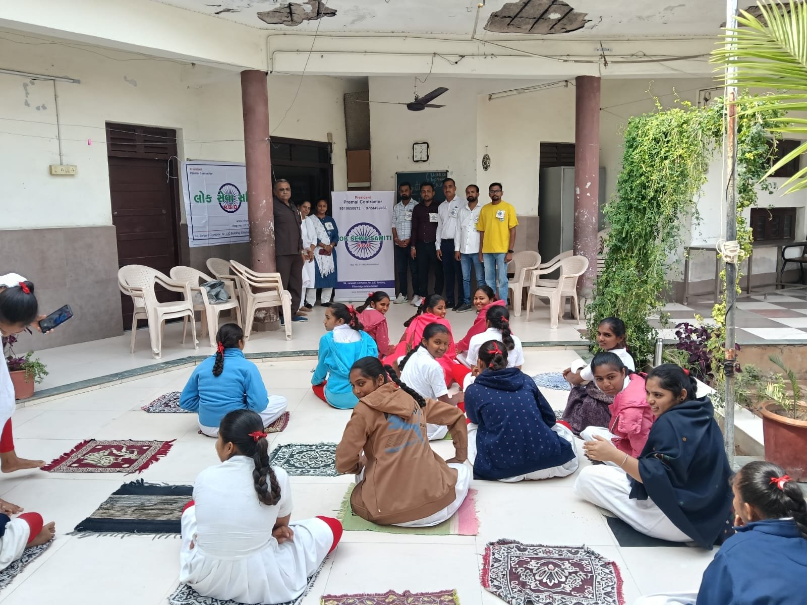 ગરીબ કન્યાઓને ભોજન તેમજ ટ્રેકસૂટ વિતરણ